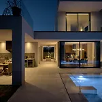 Avascanto Villa, An Architectural Gem With Pool