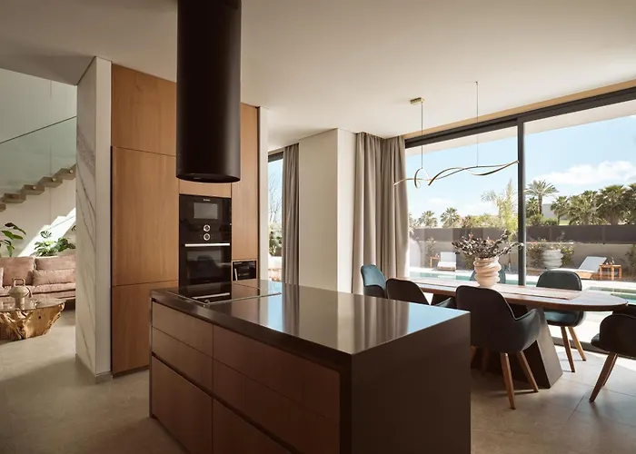 Avascanto Villa, An Architectural Gem With Pool וילה